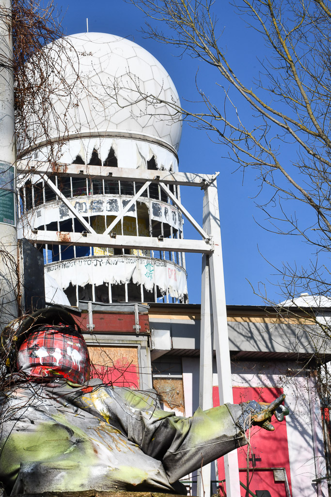 Abhörturm mit Graffiti im Hochformat