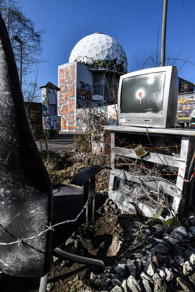 Verfallener Raum mit alten Monitoren
