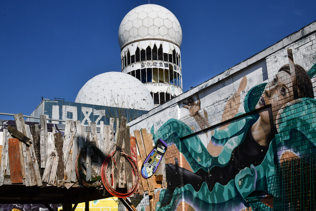 Radarkuppel und Graffiti-Wand