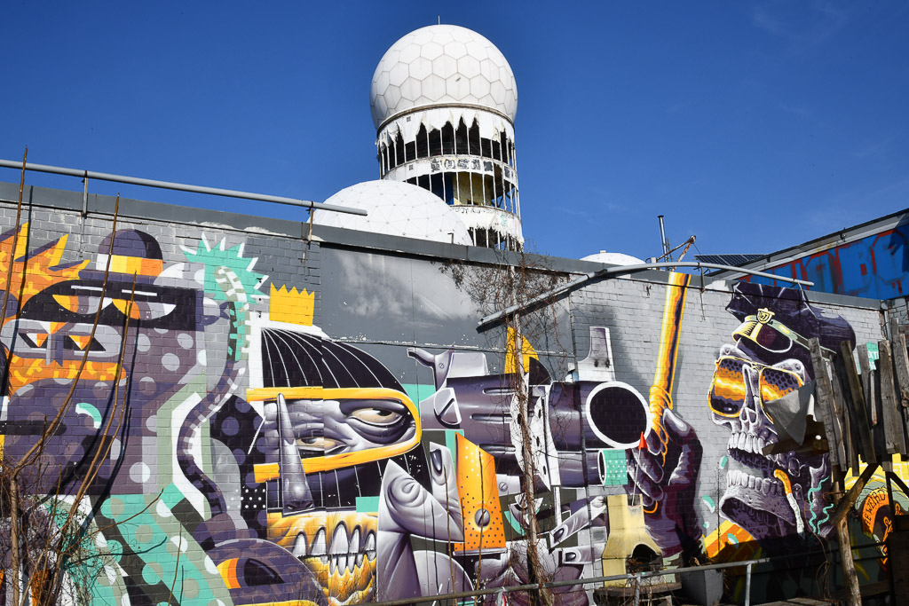 Graffiti-Wand mit Kuppel im Hintergrund