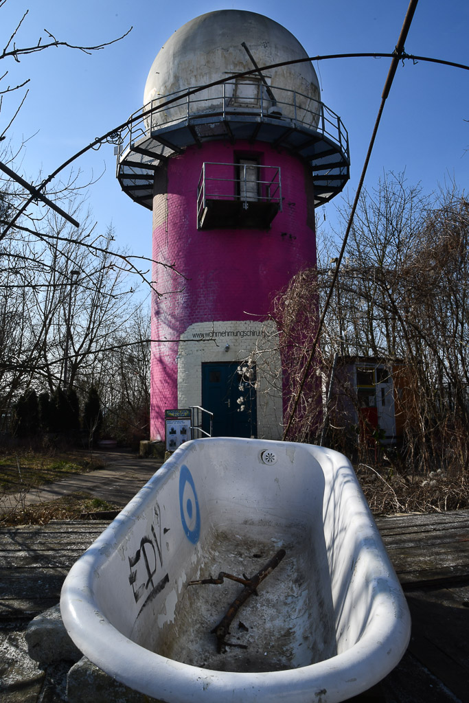Pinker Turm und Badewanne im Hochformat