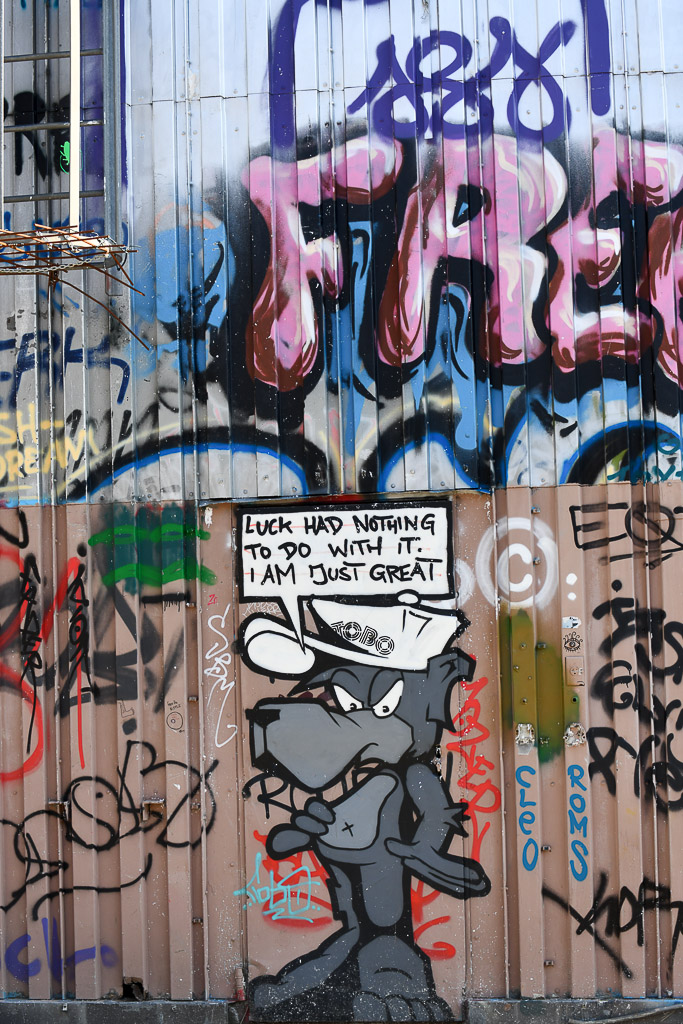 Graffiti an Wellblech im Hochformat