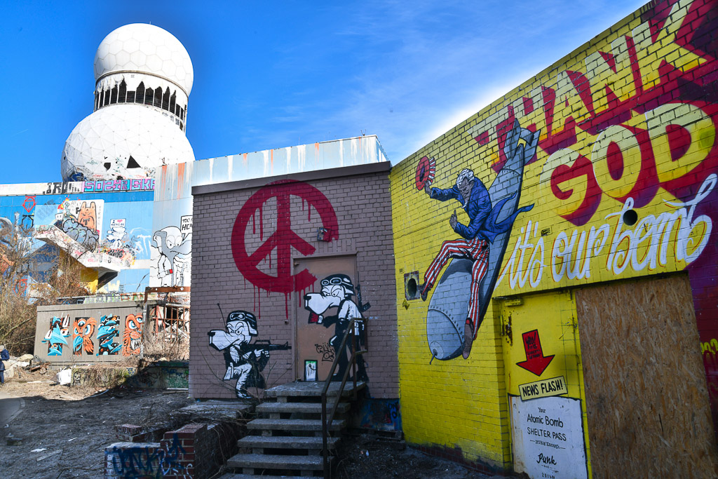 Eingang mit Graffiti und Kuppel