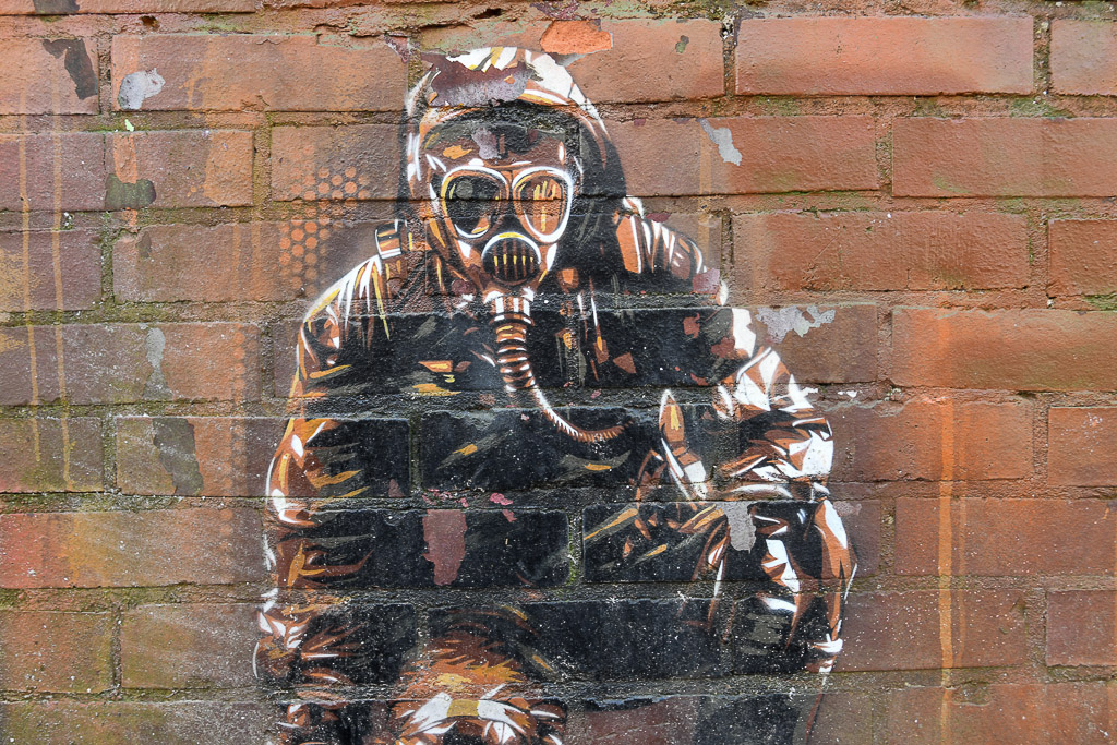 Wandbild einer Figur mit Gasmaske