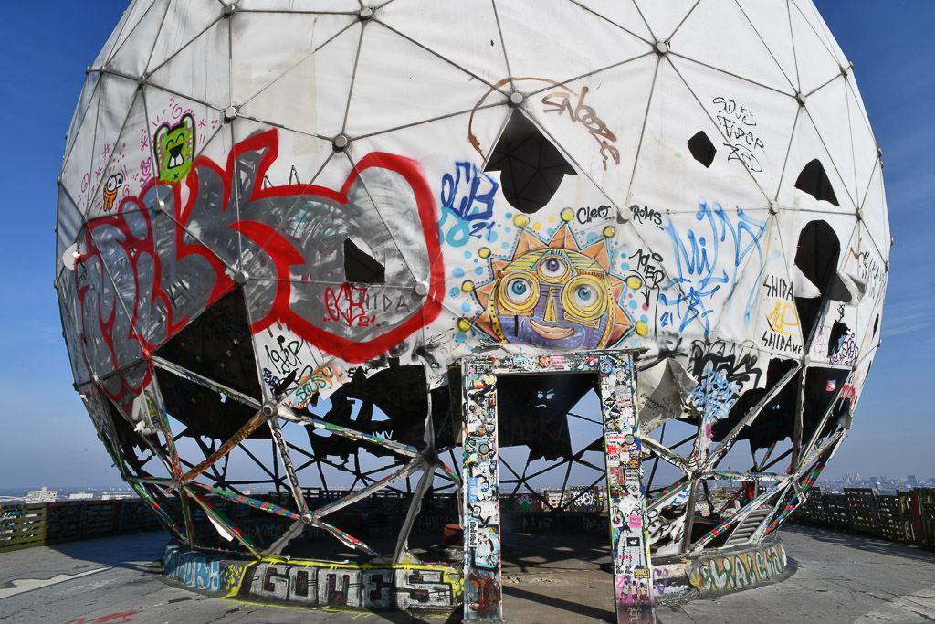 Kuppel mit Graffiti in Nahaufnahme