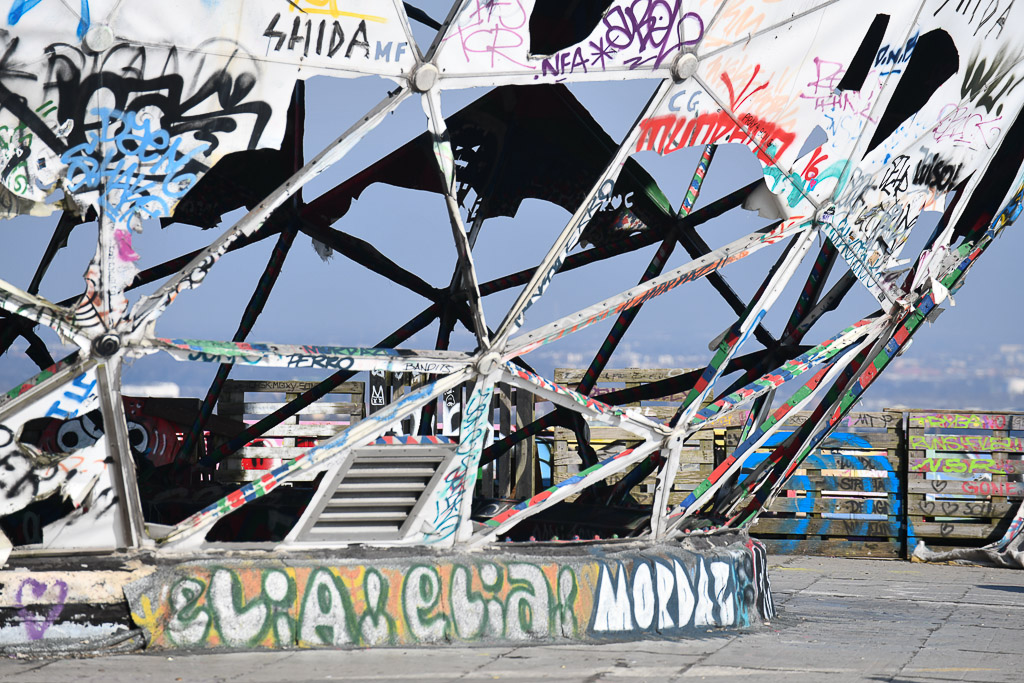 Verstrebungen einer Kuppel mit Graffiti