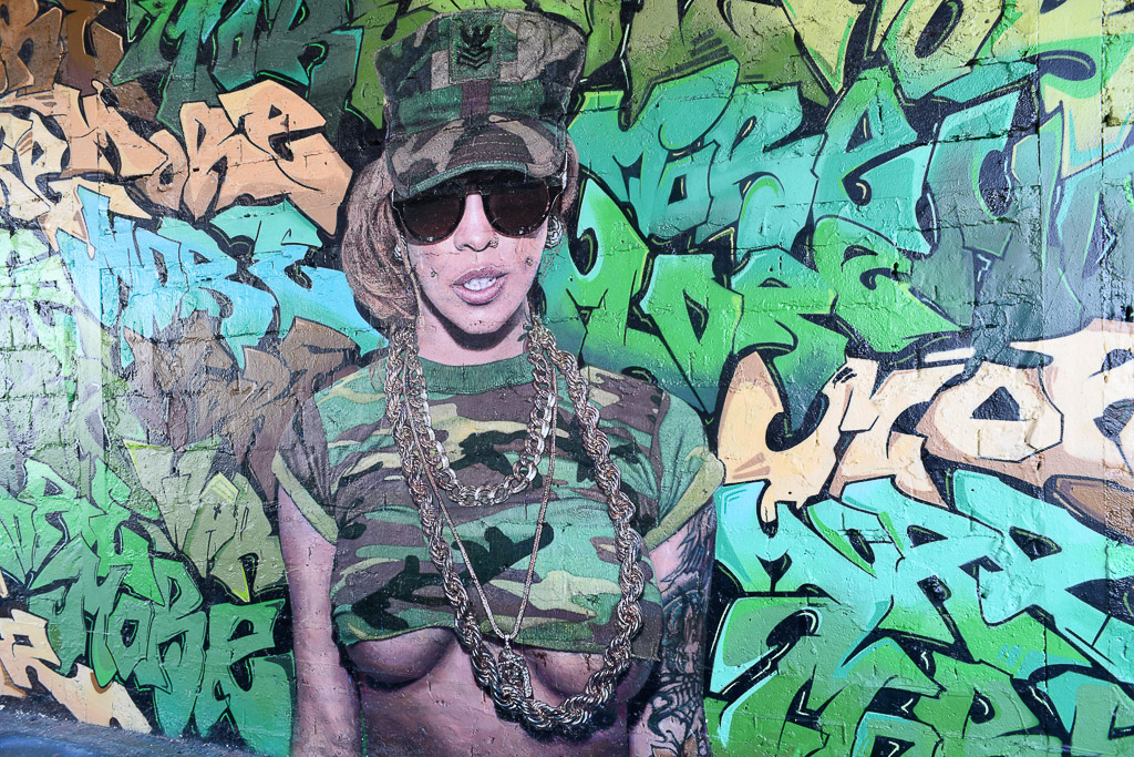 Wandbild mit Soldatin und Graffiti
