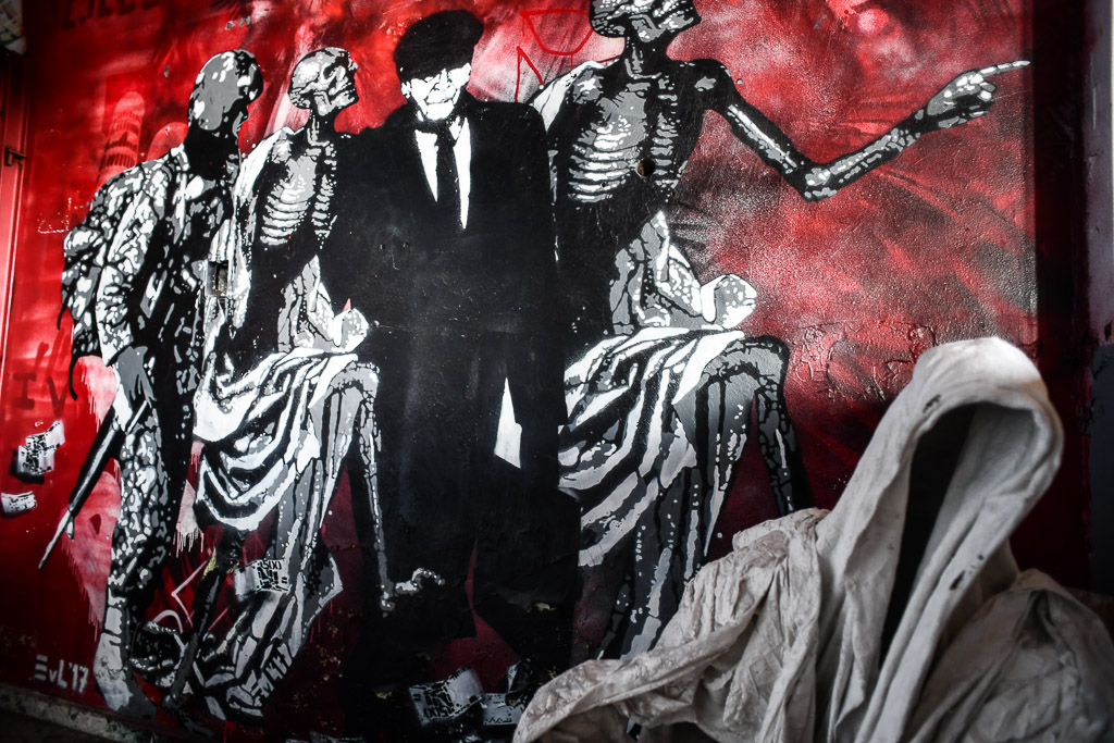 Wandbild mit Figuren in Rot und Schwarz