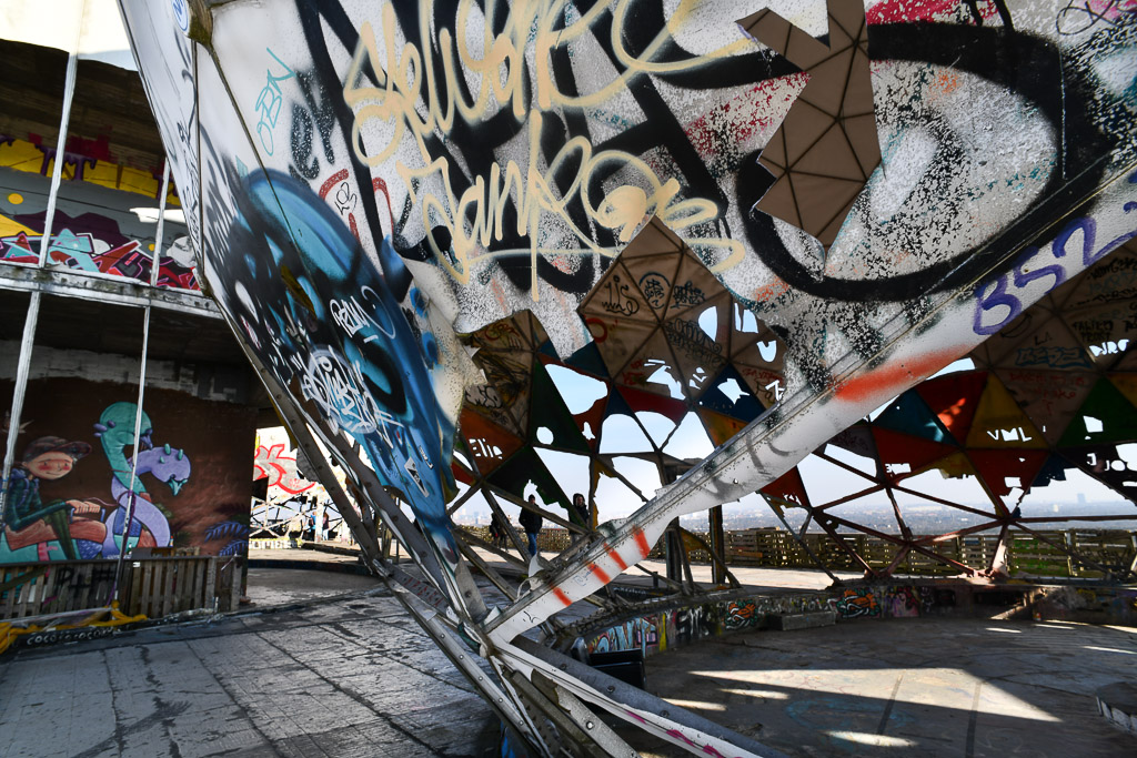 Zerstörte Konstruktion mit Graffiti
