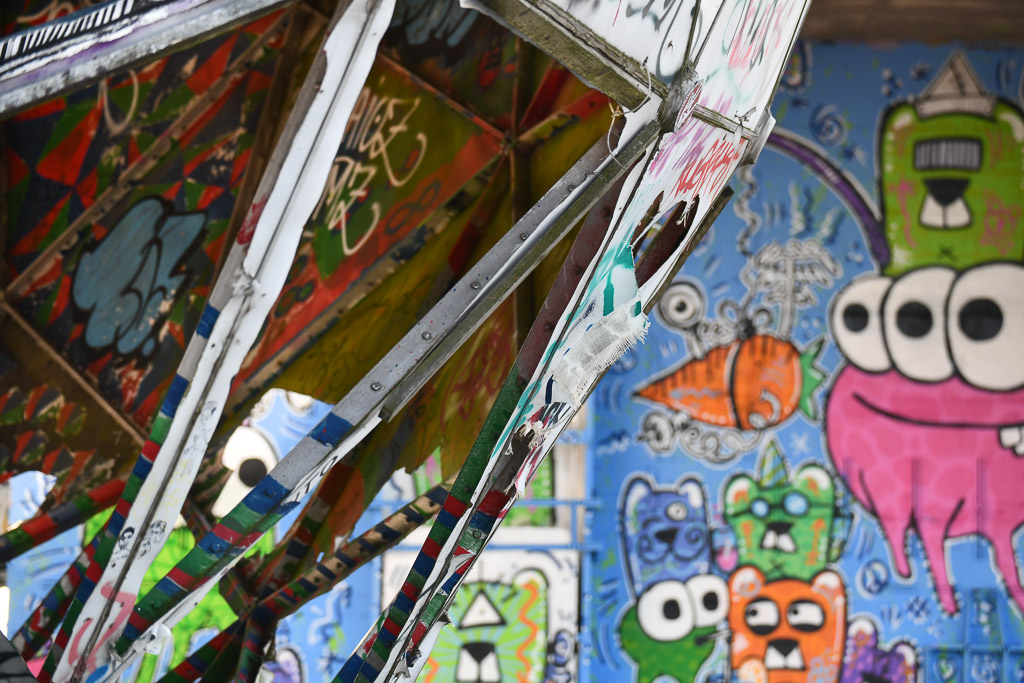 Bunte Graffiti-Wand mit Figuren