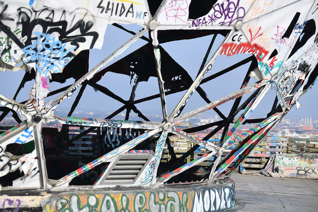 Kuppelgerüst mit Graffiti