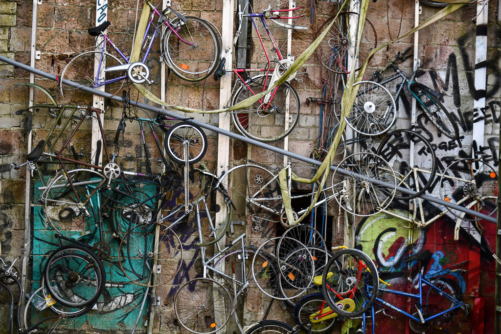 Wand aus Fahrradteilen