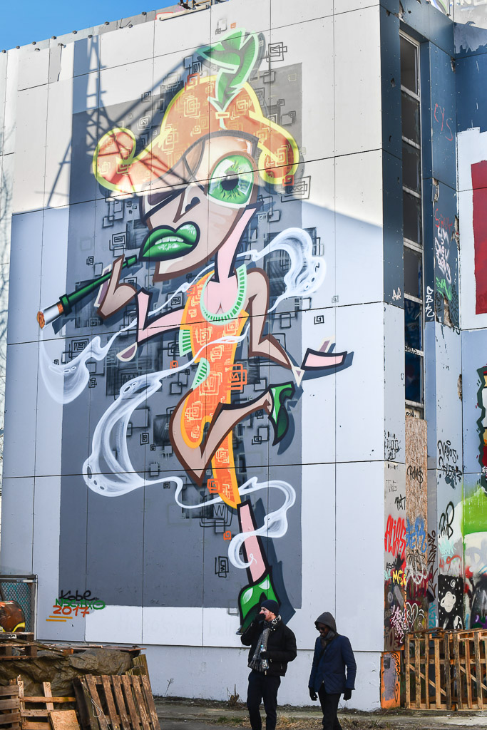 Wandbild einer Figur im Hochformat