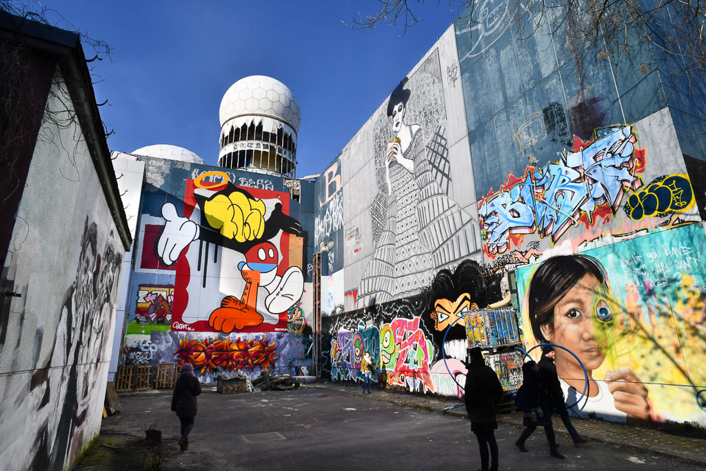Weg zwischen Graffiti-Wänden mit Kuppel