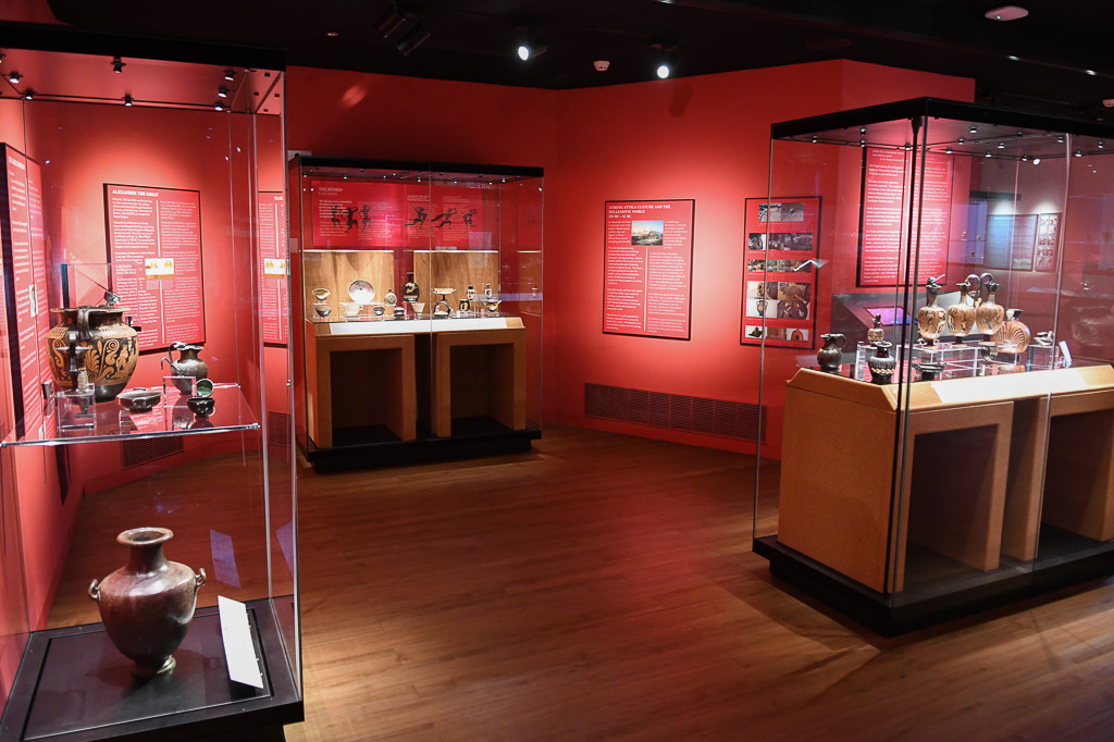 Ausstellungsraum mit antiken Gefäßen