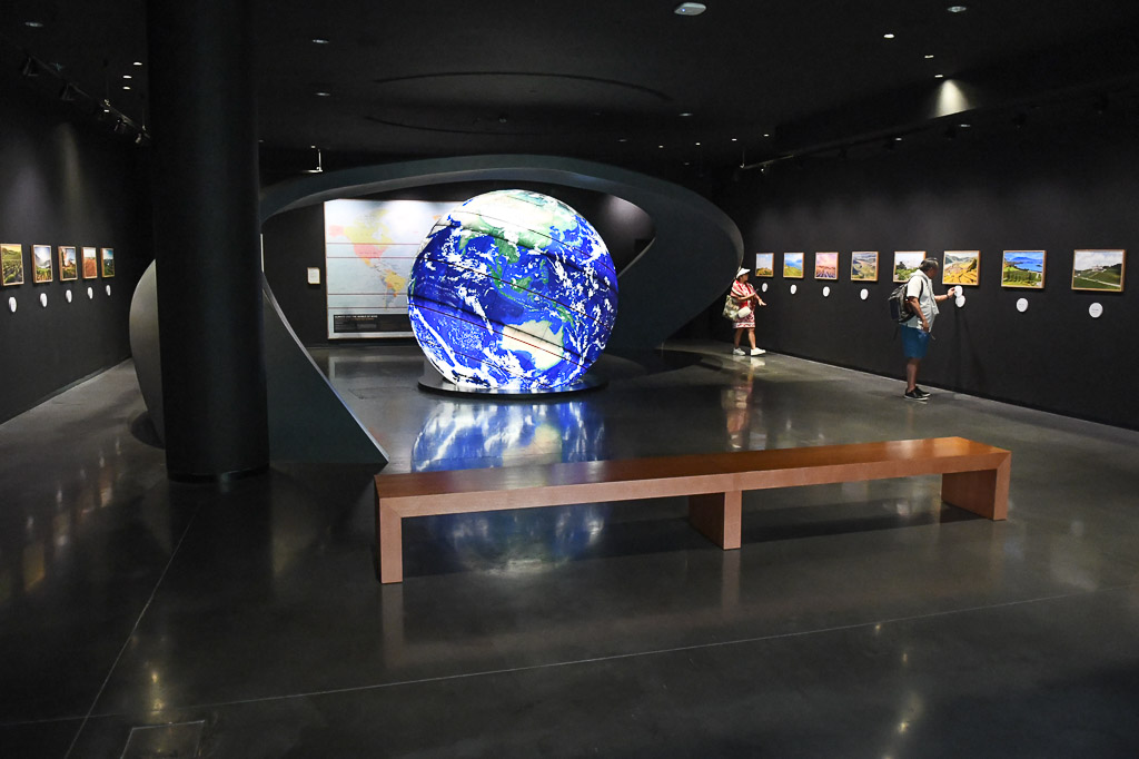 Raum mit Globus und Wandbildern