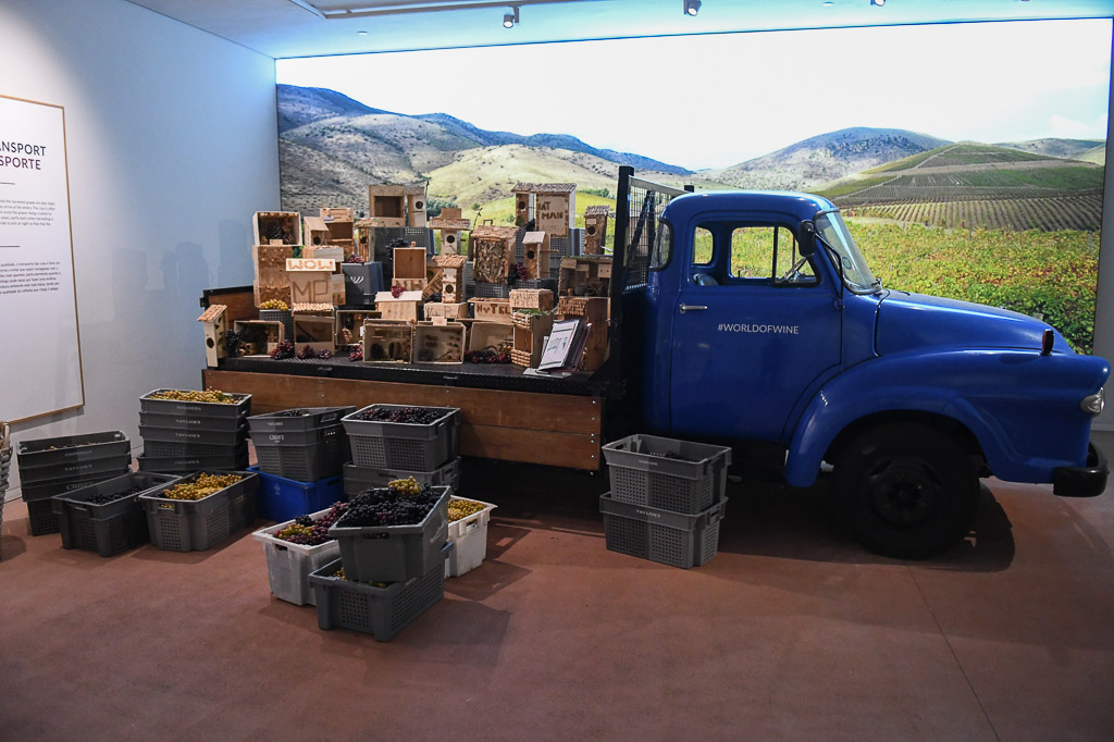 Blauer Lkw mit Weinkisten