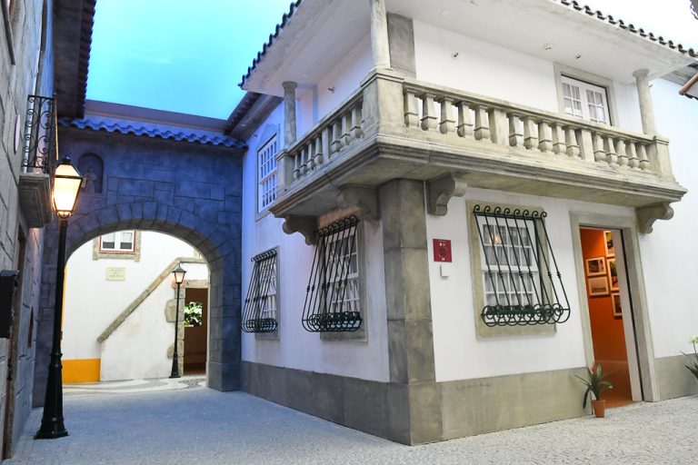 Nachgebaute Gasse mit Hausfassade