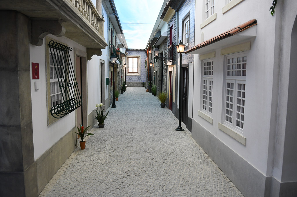 Nachgebaute Gasse mit Kopfsteinpflaster
