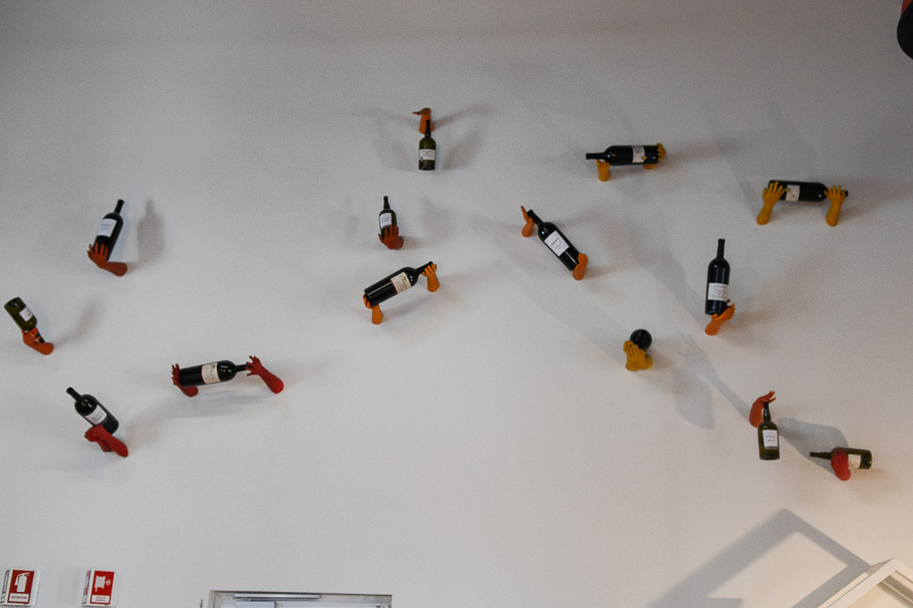 Weinflaschen als Wandinstallation