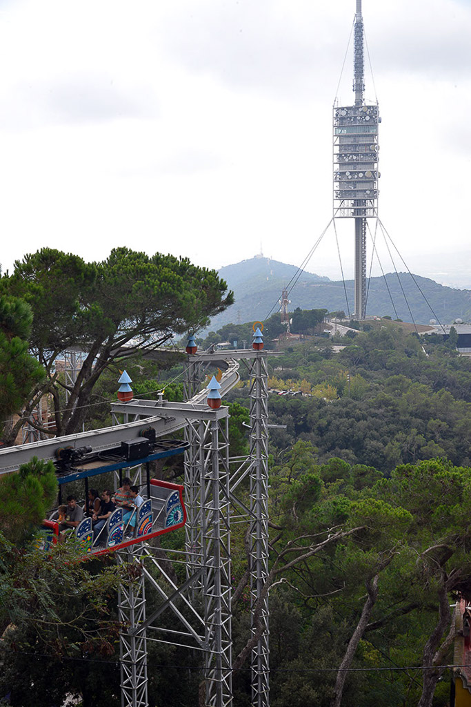 Sendeturm über dem Waldhang