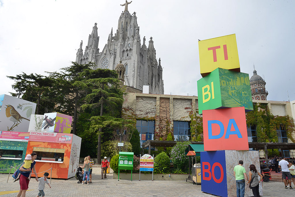 Basilika mit großen Buchstabenwürfeln TIBIDABO