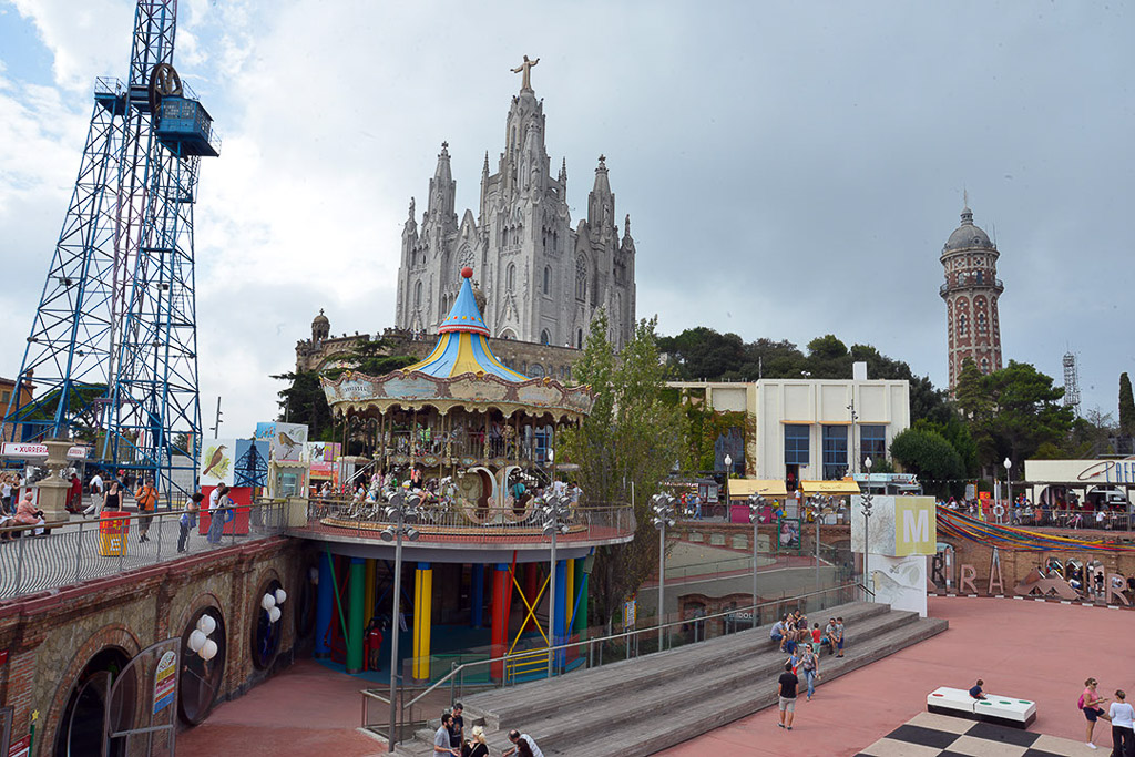 Parkgelände mit Basilika und Kettenkarussell