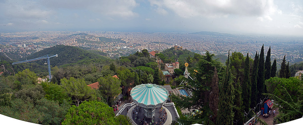 Blick über die Stadt mit einem Kuppelpavillon im Grünen