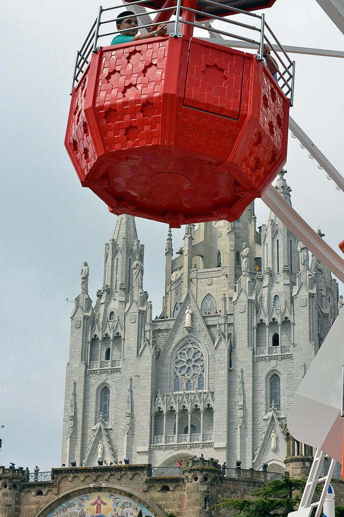 Rote Gondel vor der Basilika im Hochformat