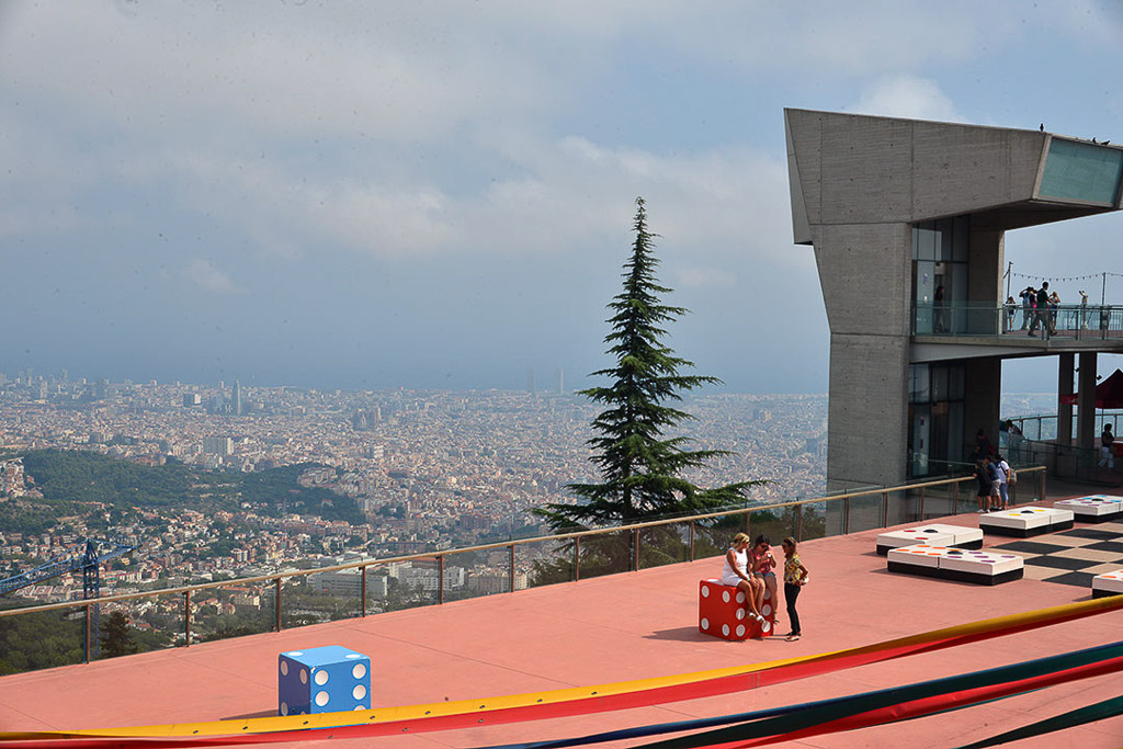 Terrasse mit Aufzugsturm und Blick auf die Stadt