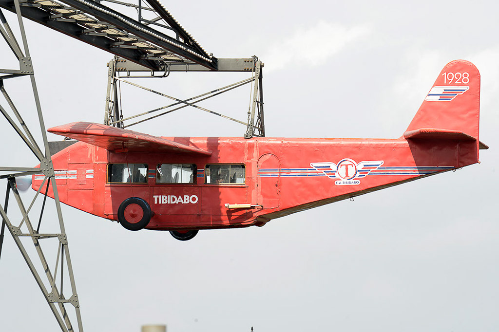 Rotes Flugzeug-Fahrgeschäft in Nahaufnahme