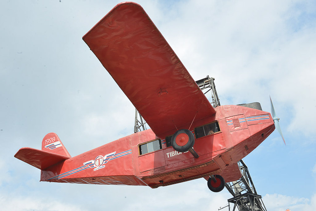 Rotes Flugzeug-Fahrgeschäft mit Tragflächen