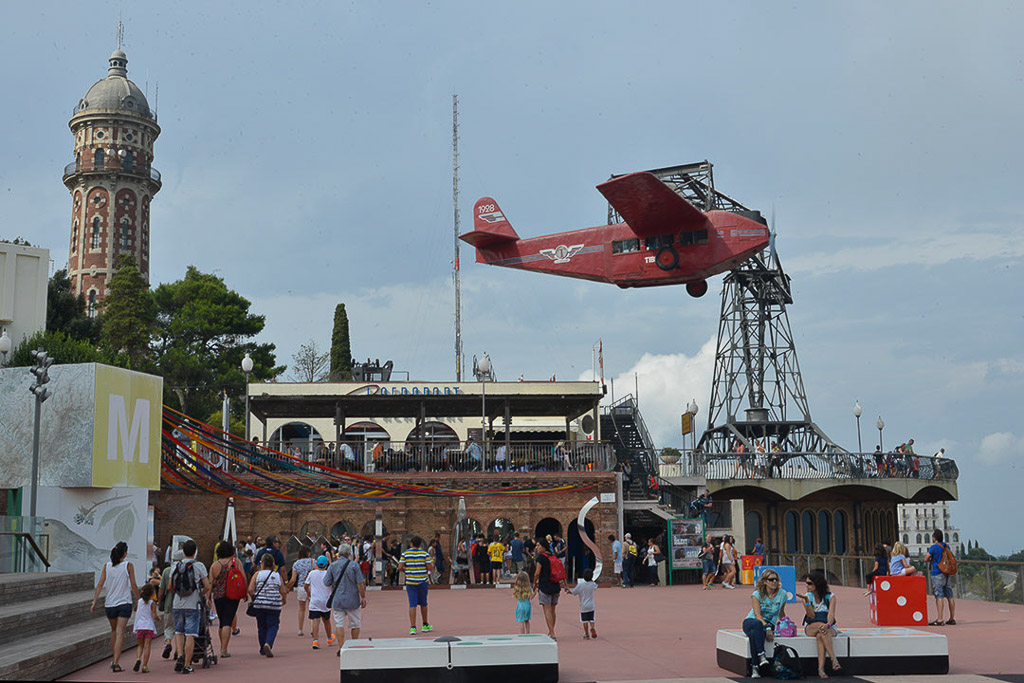 Plattform mit Turm und rotem Flugzeug