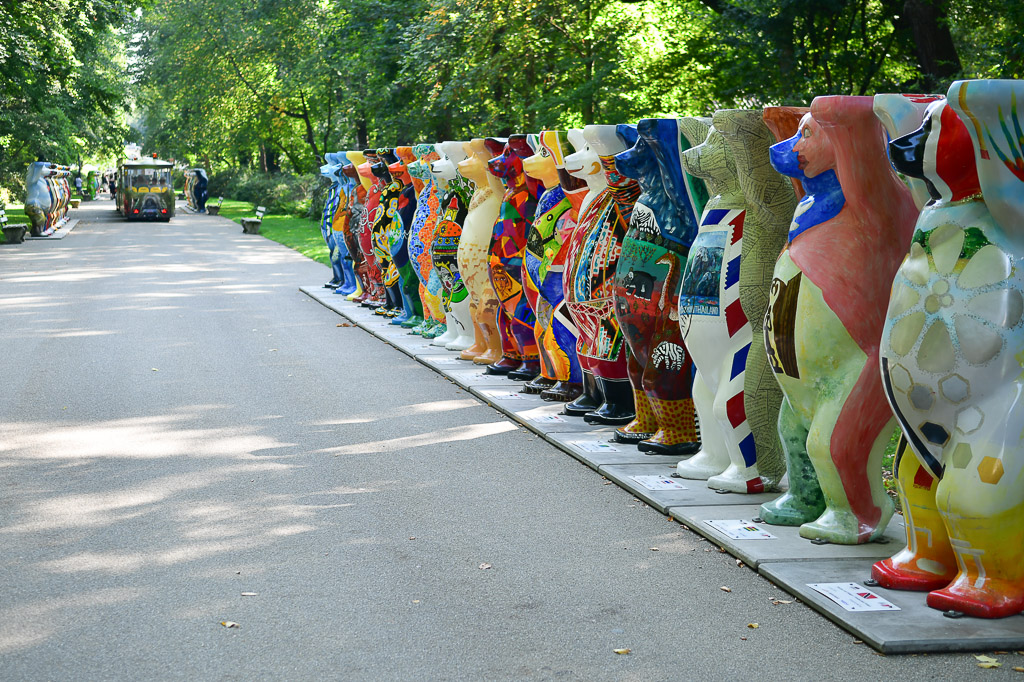 Reihe von Buddy Bears auf dem Parkweg