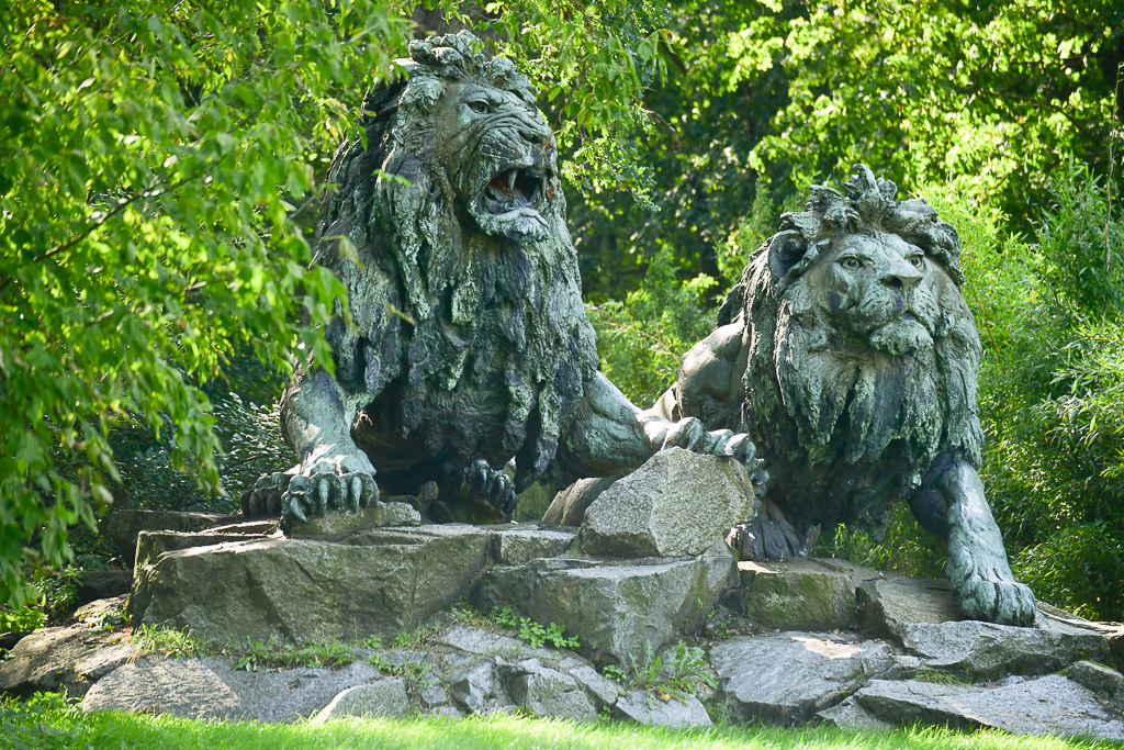 Löwenskulpturen vor dem Alfred-Brehm-Haus