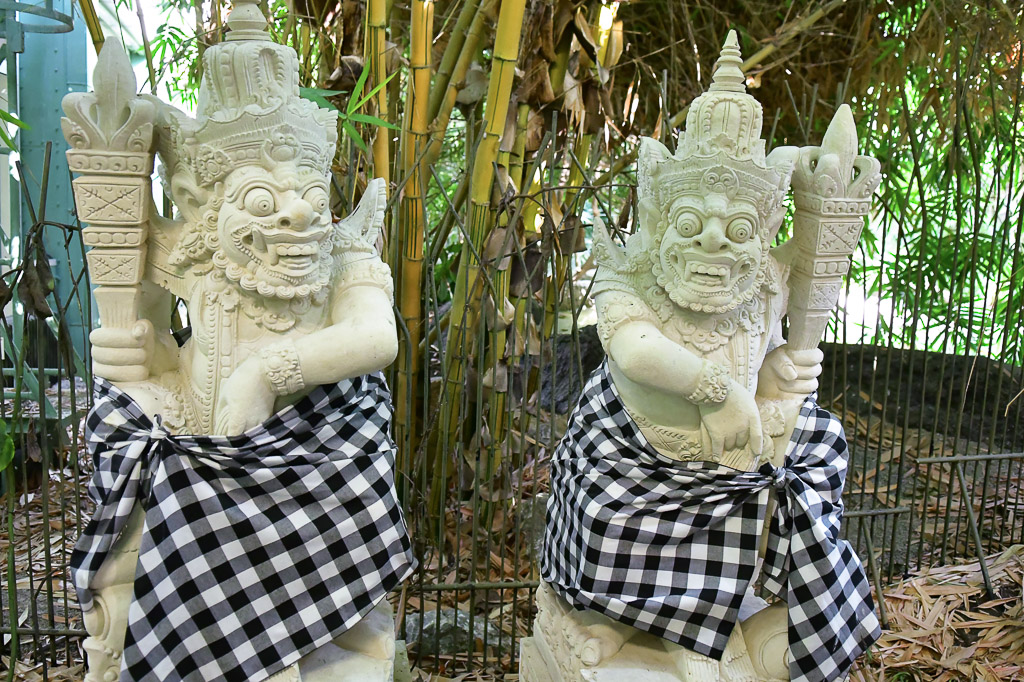 Steinfiguren mit Schachbrettmuster
