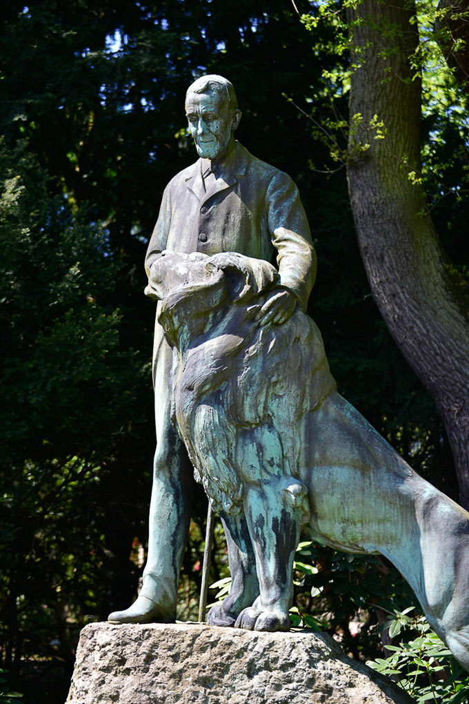 Denkmal für Carl Hagenbeck im Hochformat