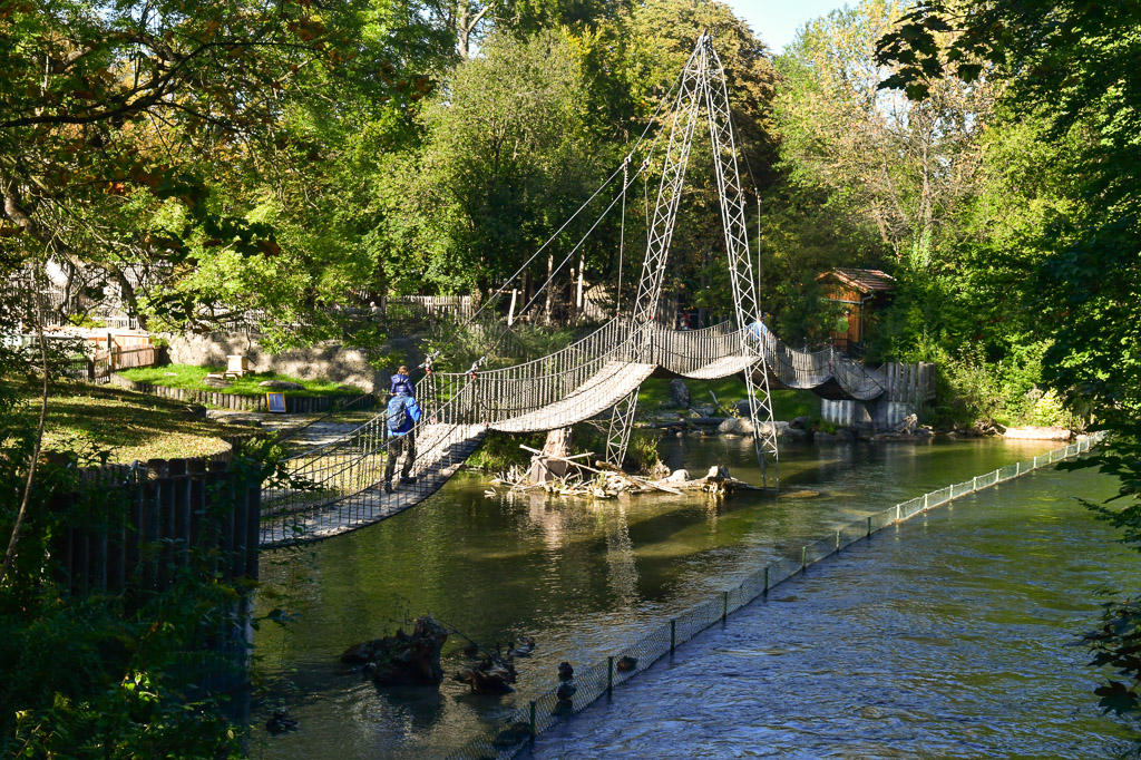 Weg und Brücke am Wasser im Tierpark