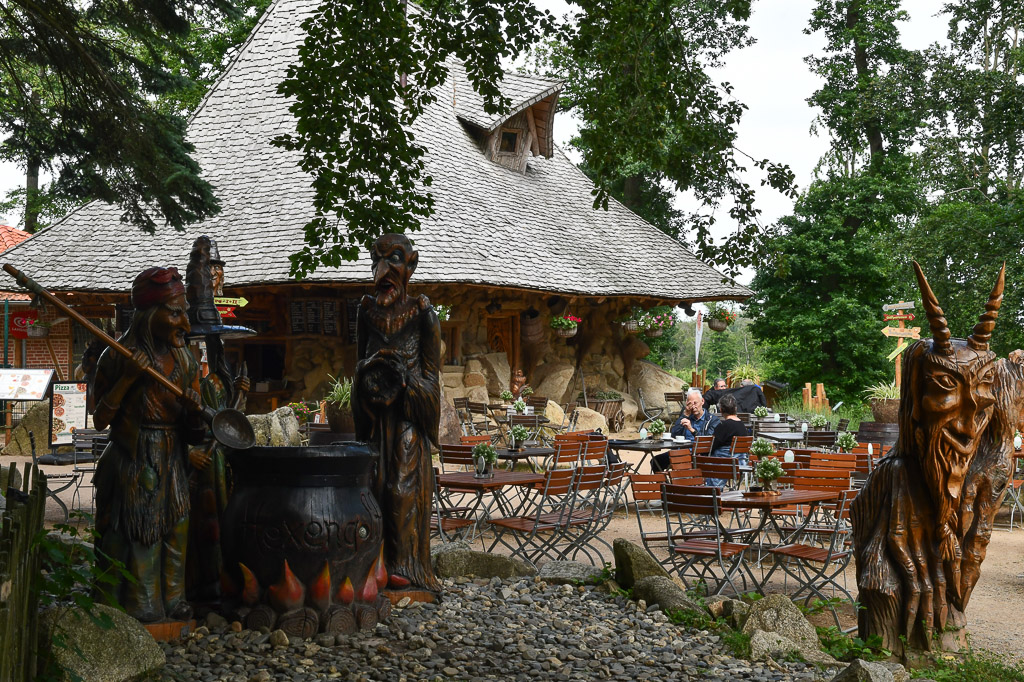 Hexenfigurenpark mit Holzhütte