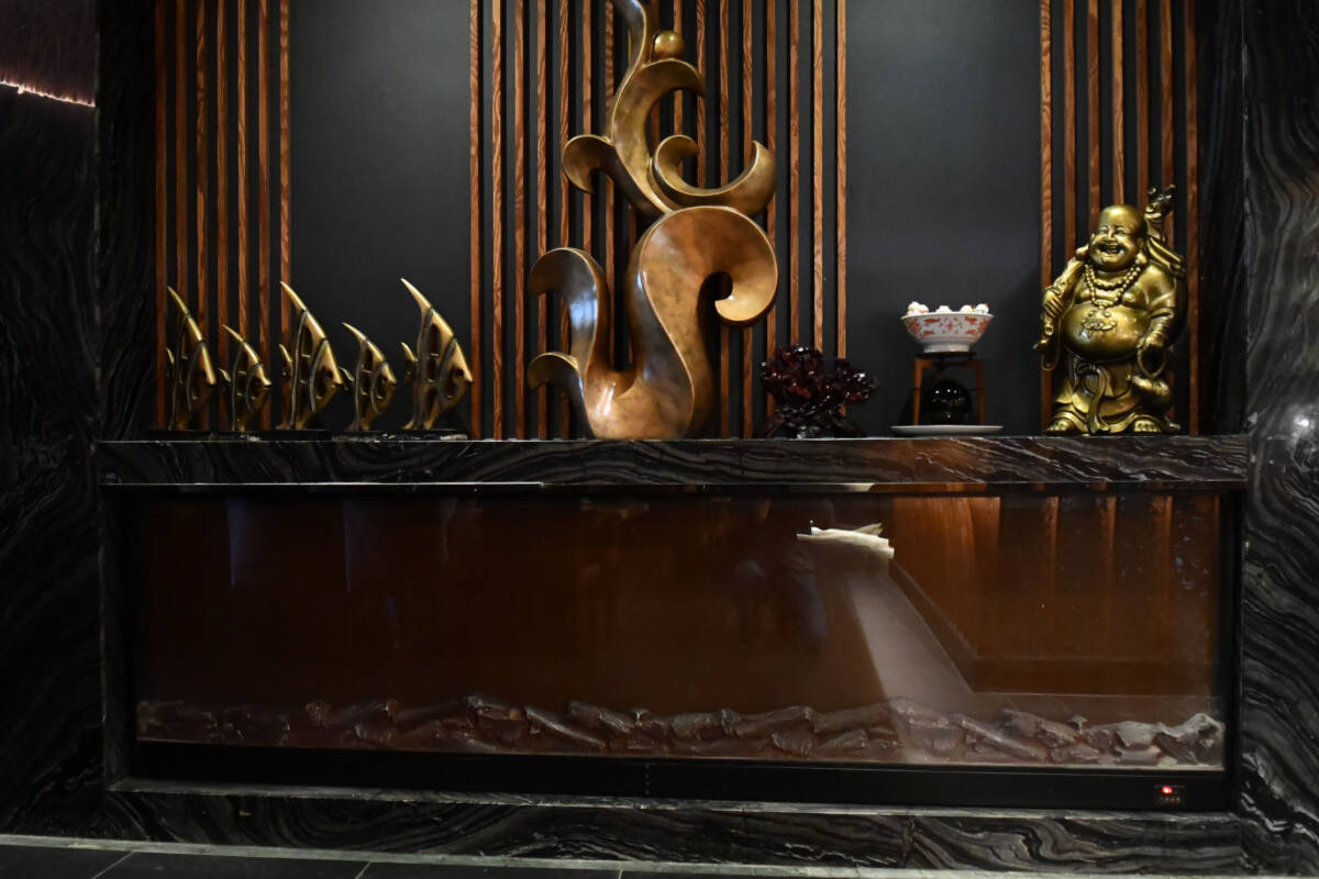Theke mit goldener Figur