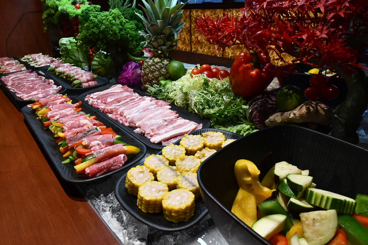 Fleisch, Gemüse und Pilze am Grillbuffet