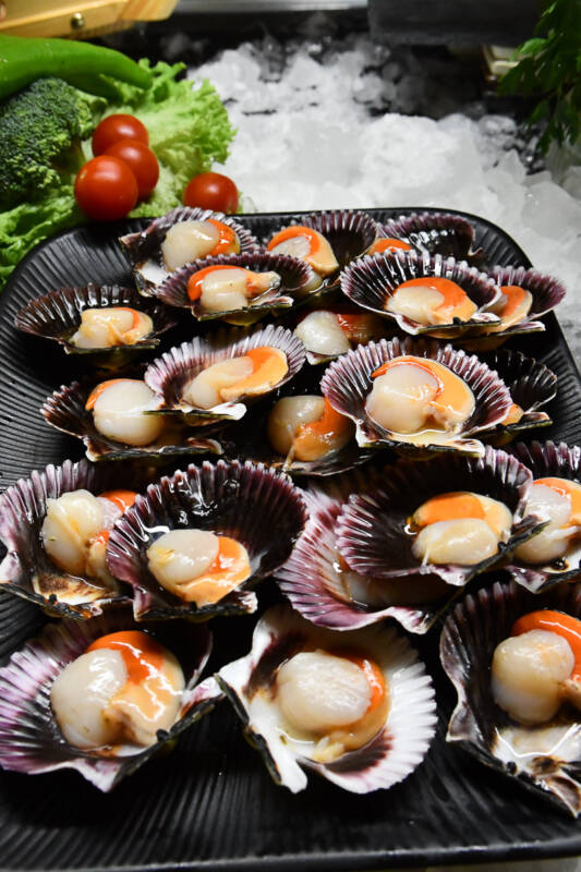 Meeresfrüchte am Grillbuffet im Hochformat