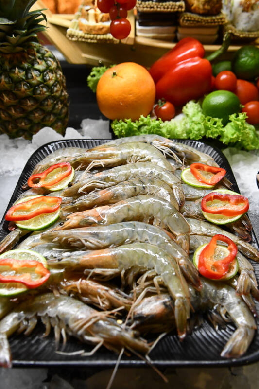 Meeresfrüchte am Grillbuffet im Hochformat