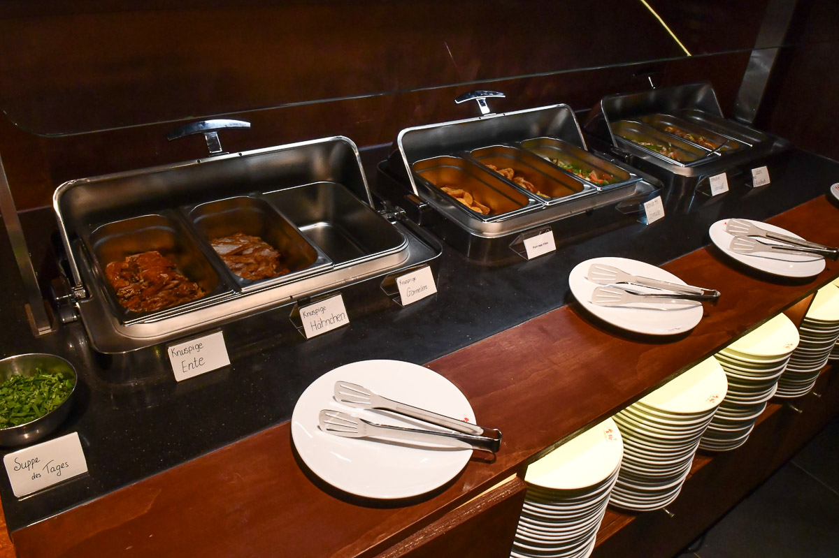 Warmhaltebehälter am Buffet