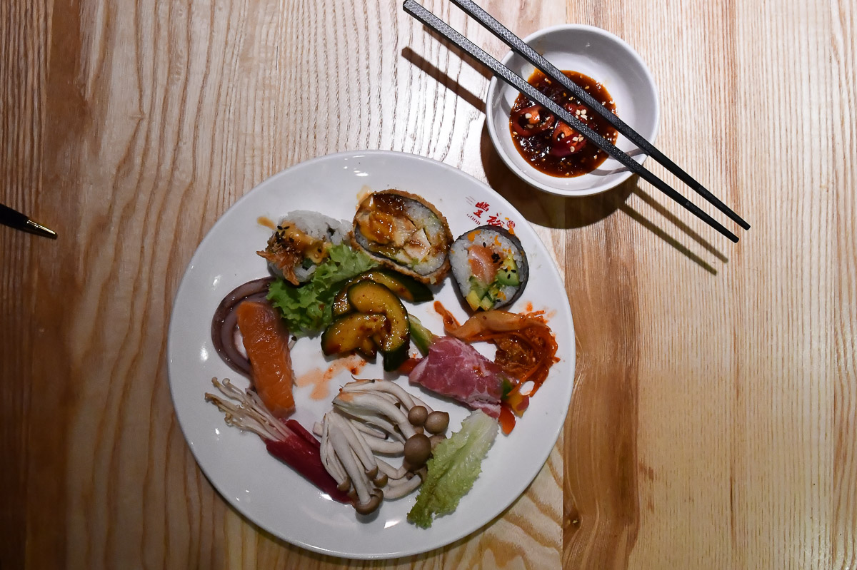 Teller mit Speisen vom Buffet