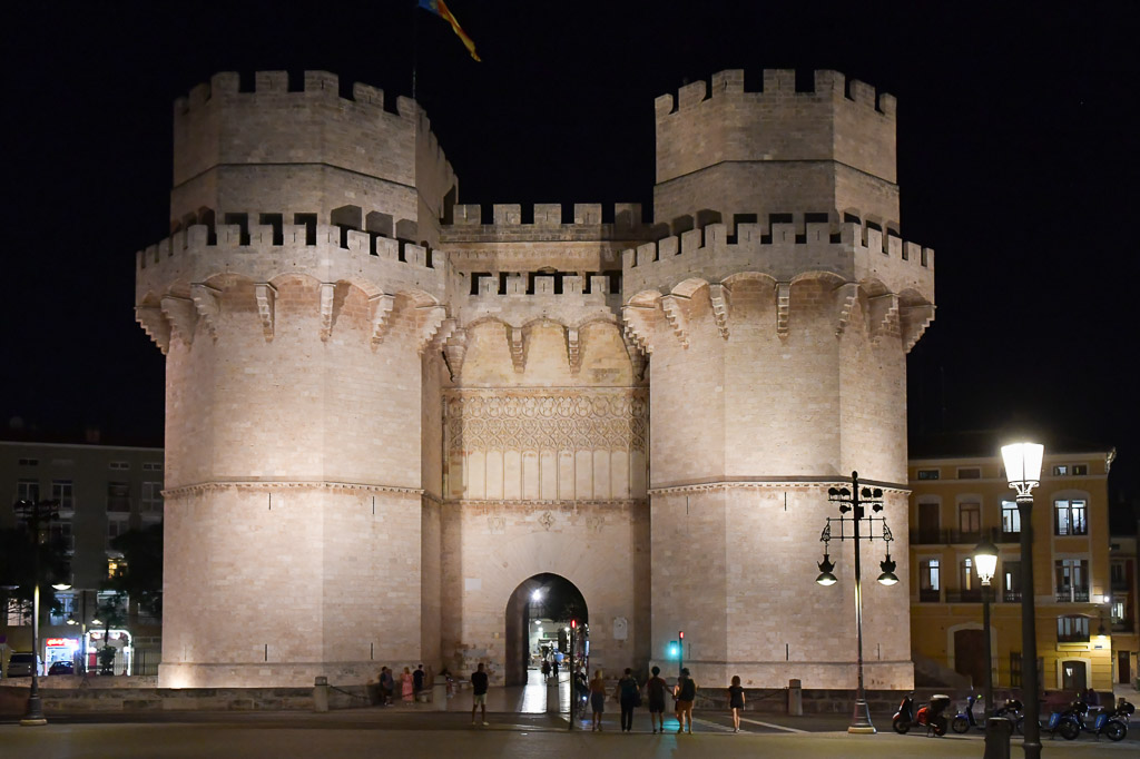 Die Torres de Serranos bei Nacht