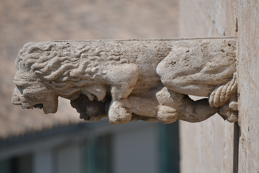 Steinerne Wasserspeierfigur an den Türmen