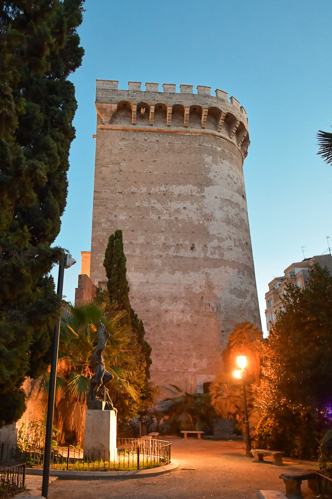 Turm in der Dämmerung im Hochformat