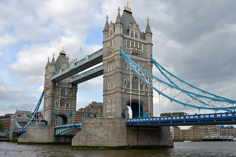 Tower Bridge über der Themse