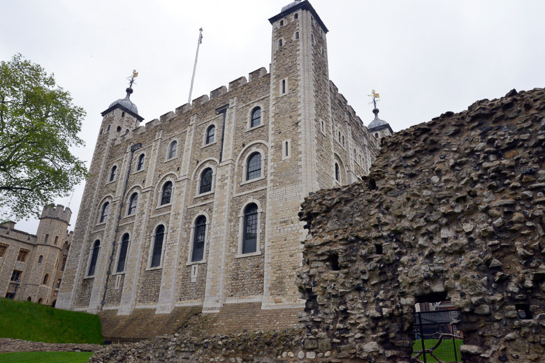White Tower hinter einer Mauer